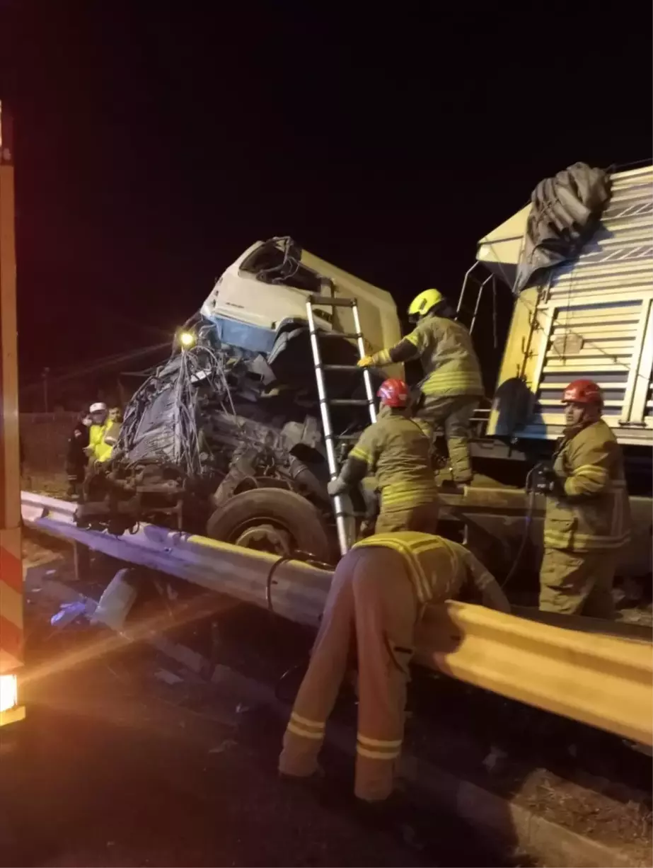 Bandırma’da TIR Bariyere Çarptı: 1 Yaralı